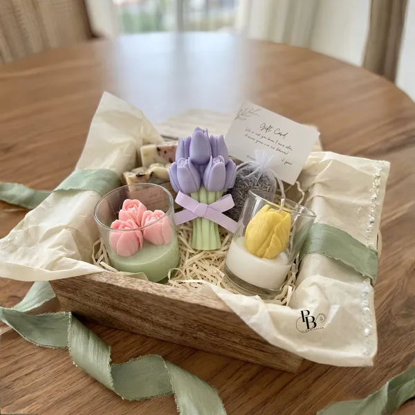 Blooming Moments: Floral Candle Gift Collection
