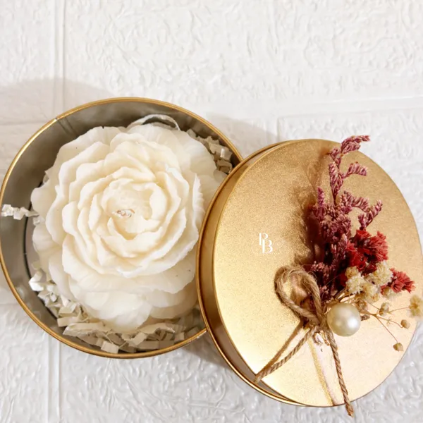 Ethereal Bloom: Pearl-Adorned Dried Flower Candle Box