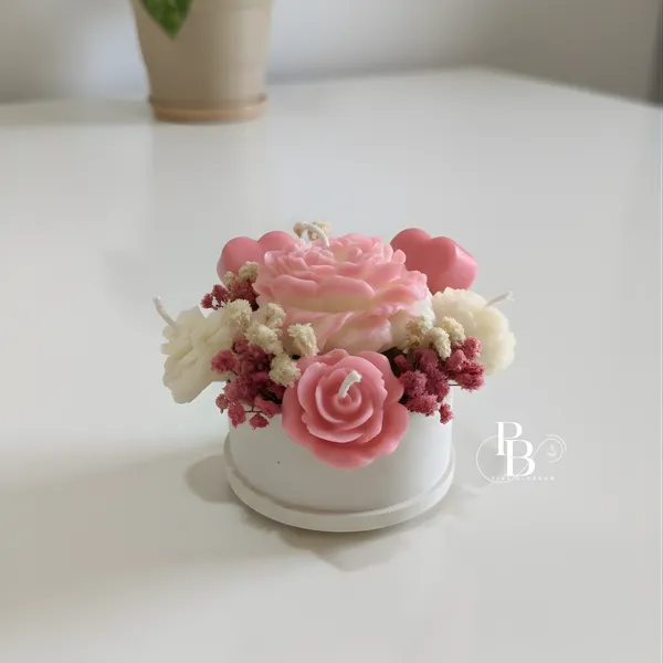 Blooming Romance: Handcrafted Floral Wax Candle