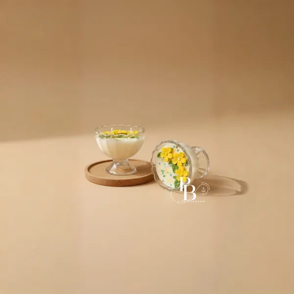 Sunlit Blooms Gel Candle with Floral Accents